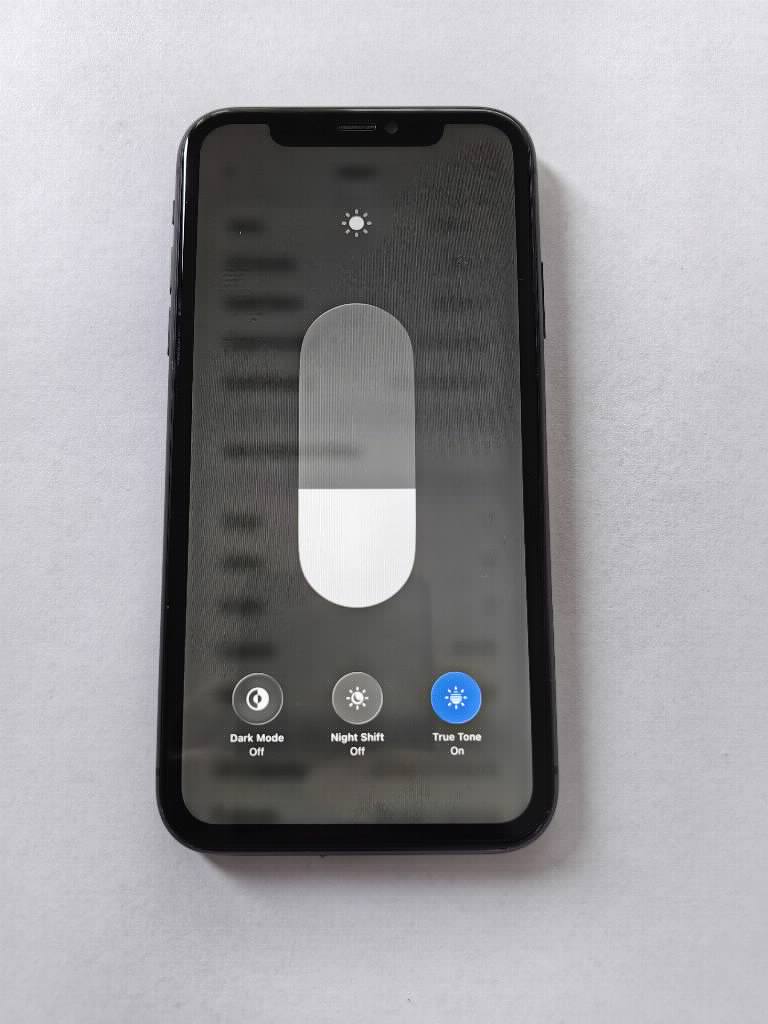 Iphone 11 64gb crni