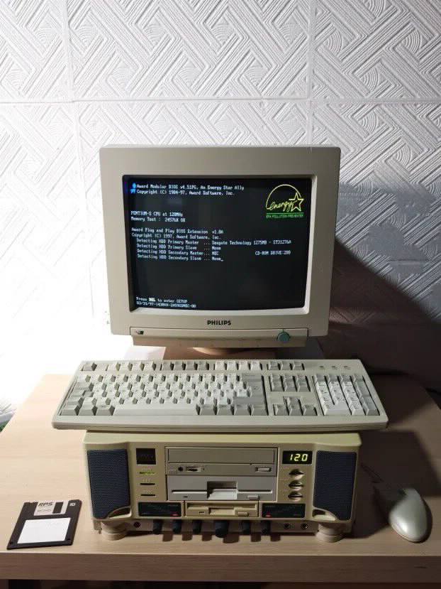 RETKO RETRO Ceo komp sa crt monitorom kompletan